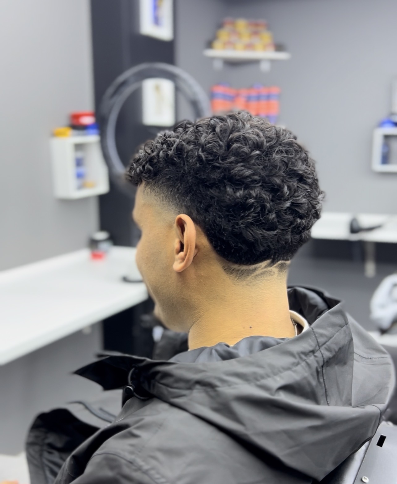 Curly Top mit sauberem Drop Fade
