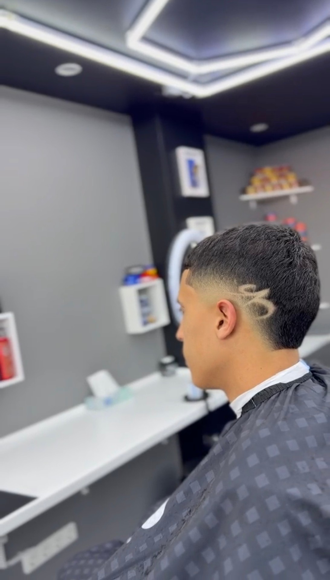 Skin Fade mit Hair-Design von hinten