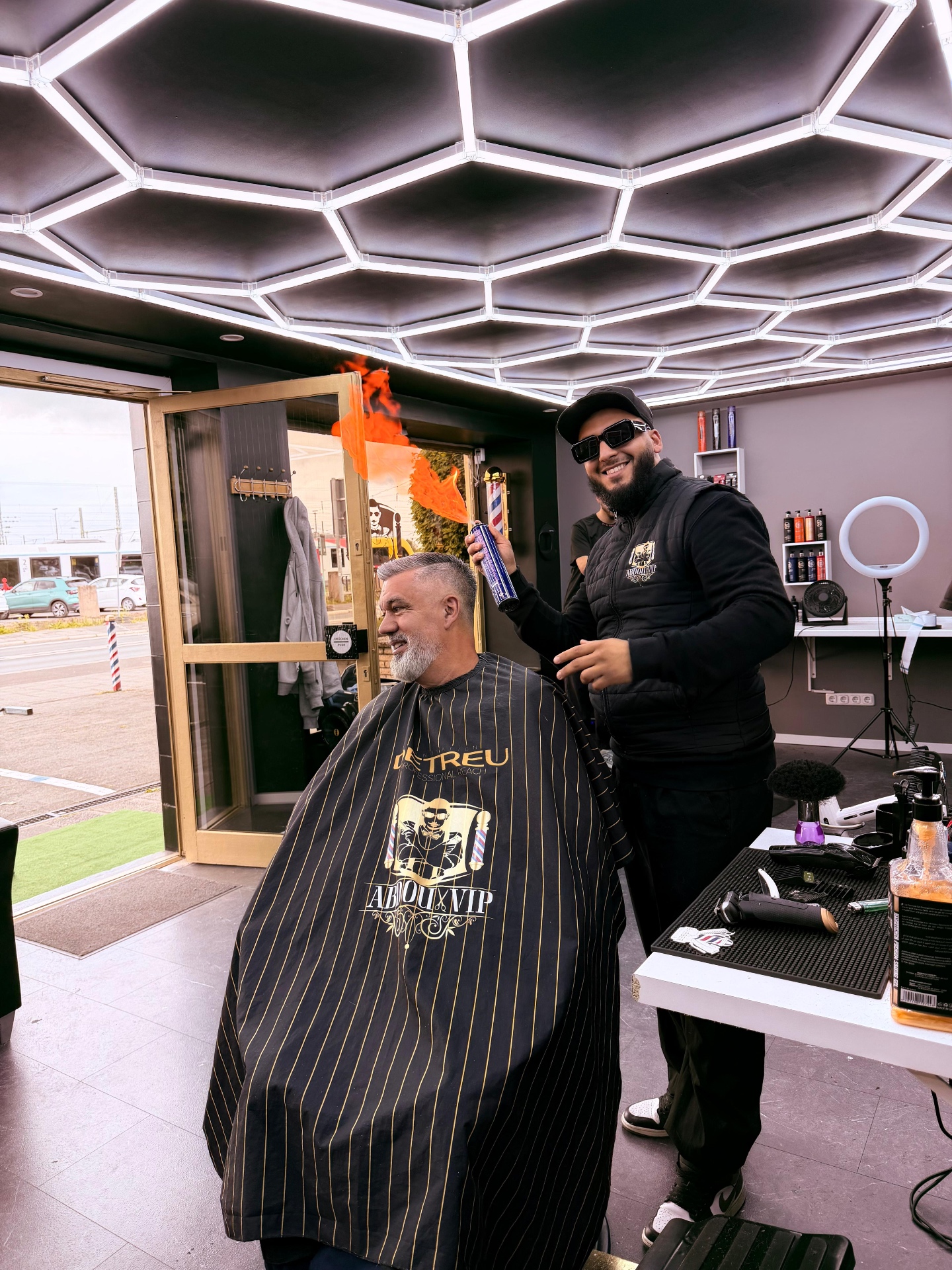 Salt & Pepper Cut mit Styling-Spray