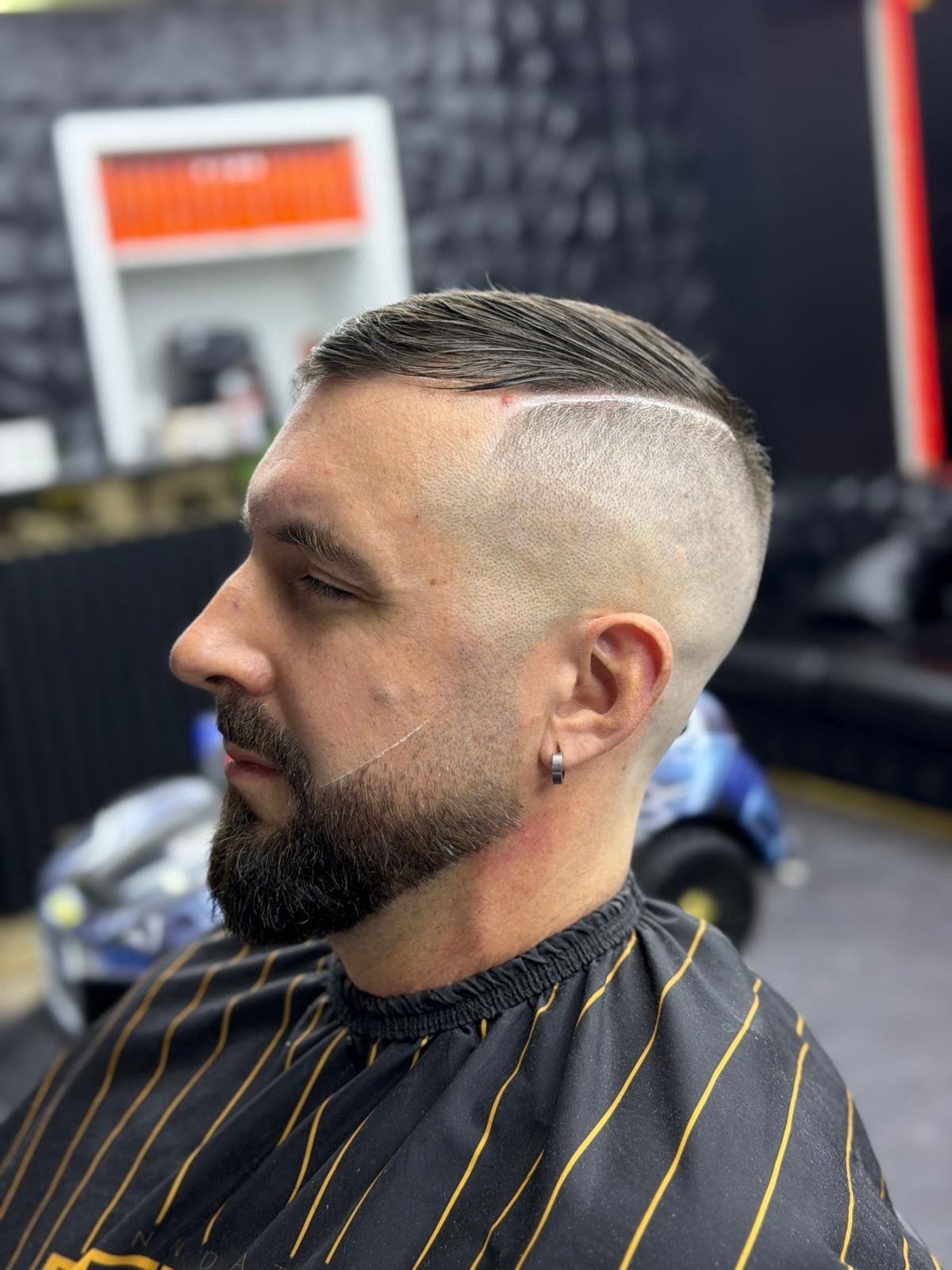 Slick Back mit Side Part & Skin Fade