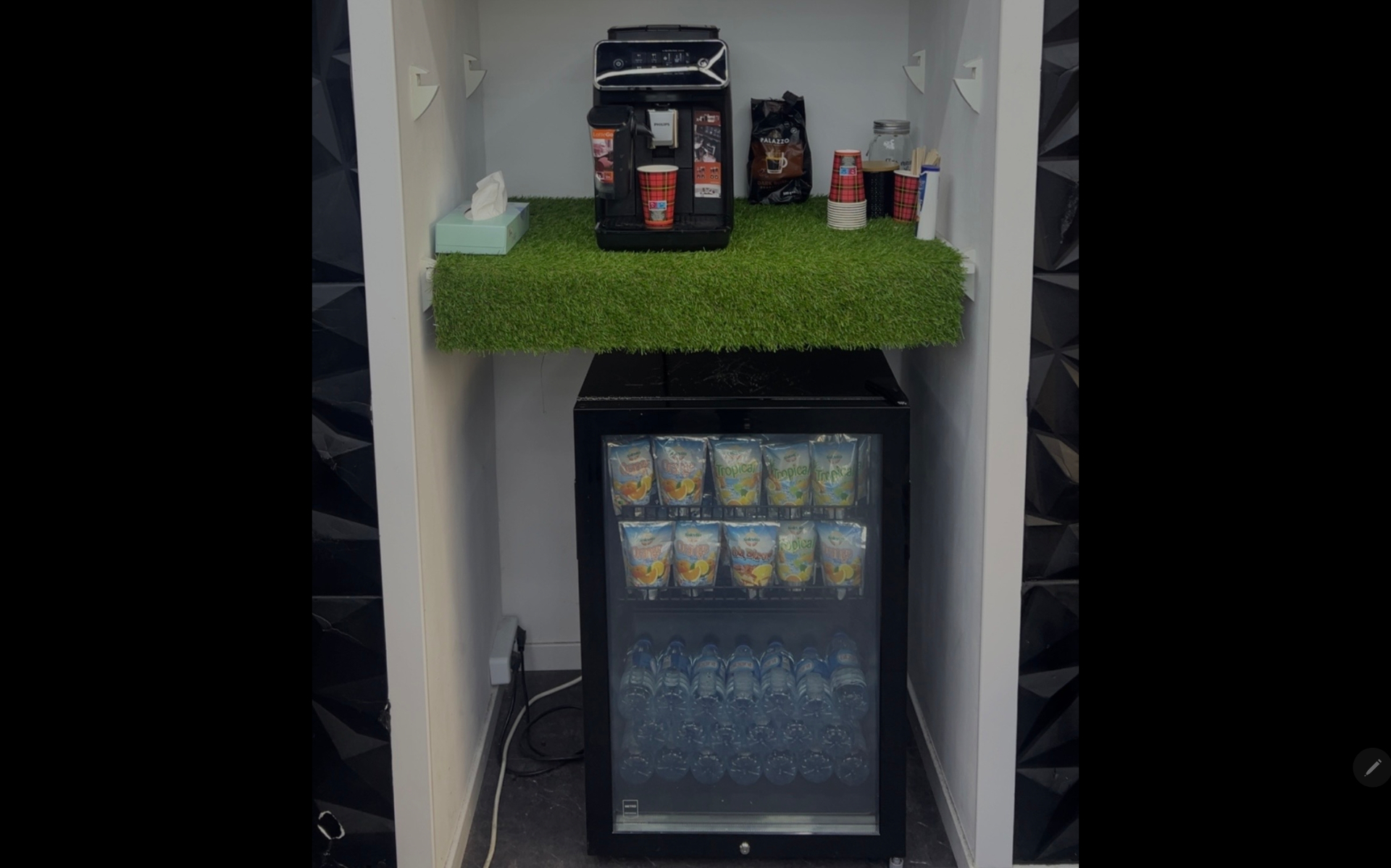 Kaffee-Bar mit Snacks & Getränken