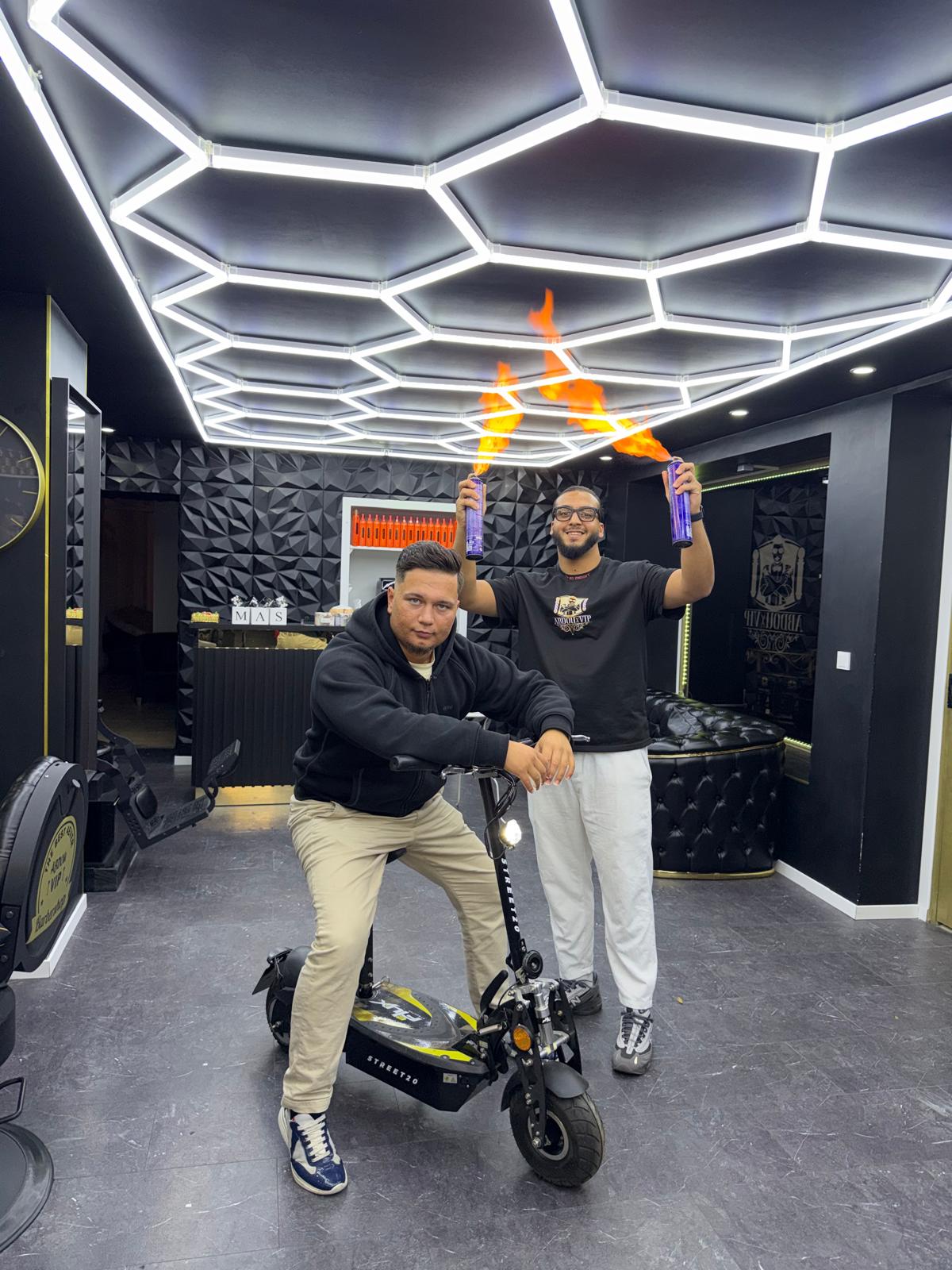 Feuer-Show mit E-Scooter im VIP-Salon