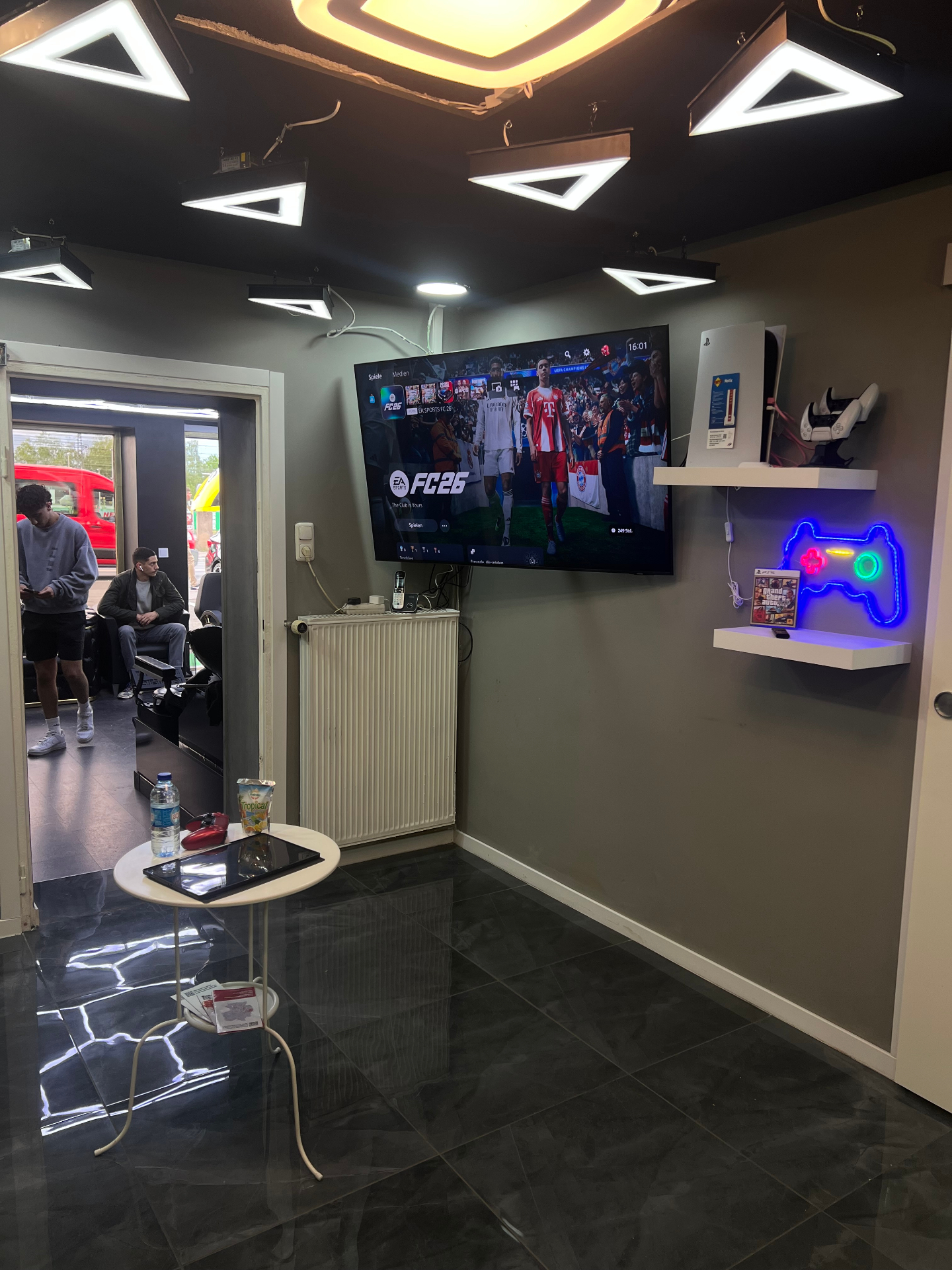 PS5 Gaming-Lounge im Wartebereich