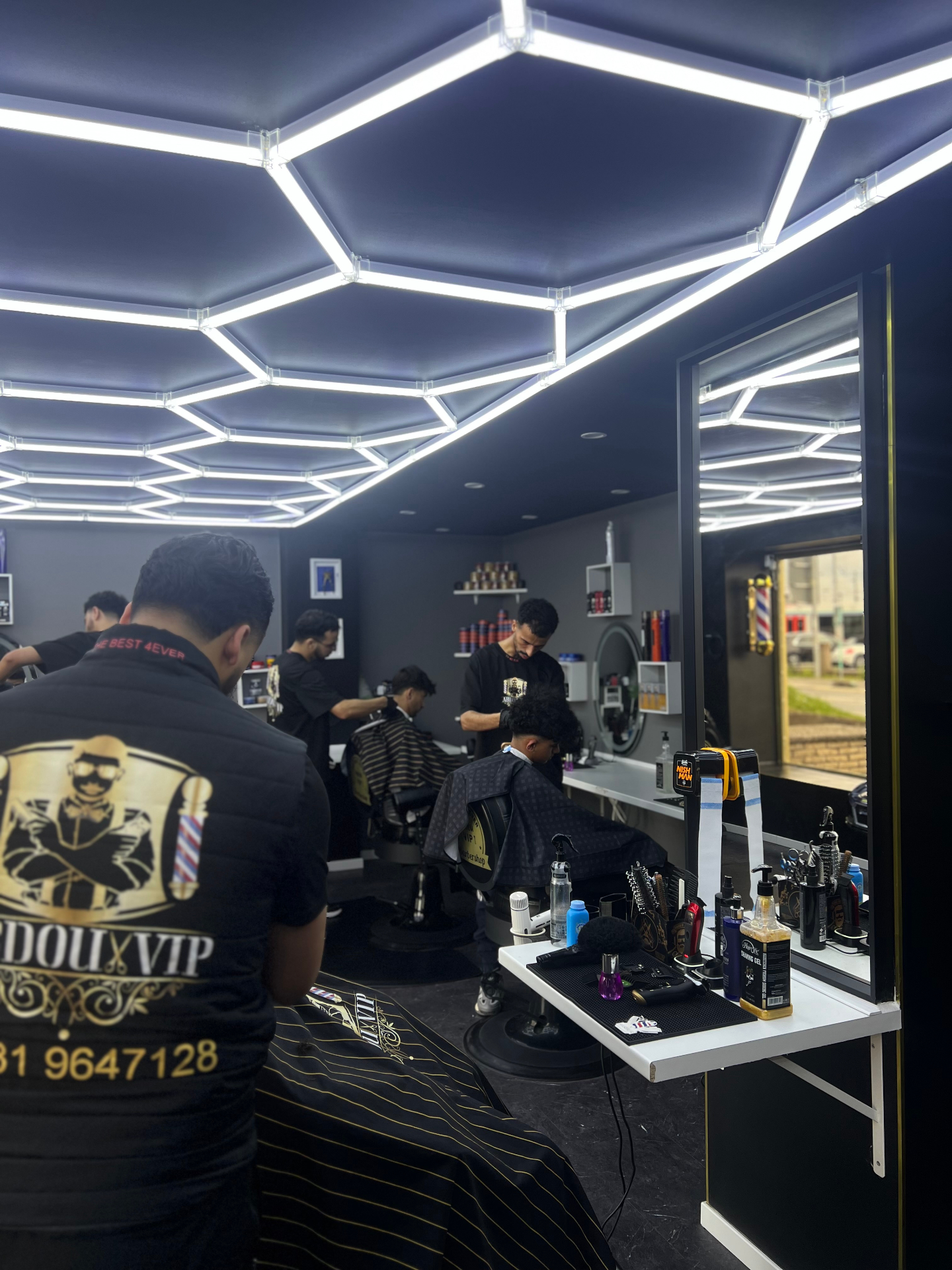 Salon mit Hexagon LED Decke