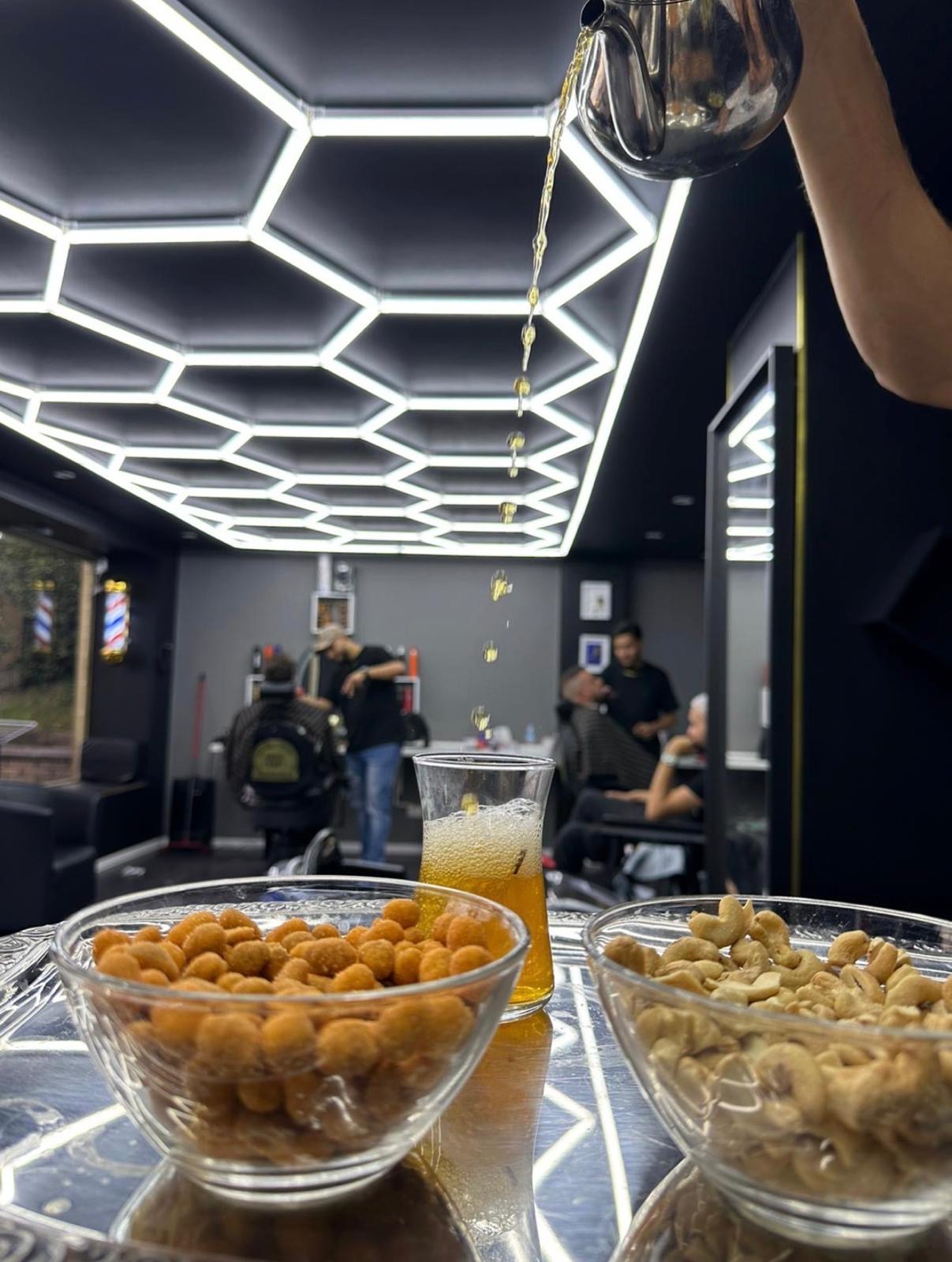 Marokkanischer Tee mit Snacks unter der Hexagon-Decke